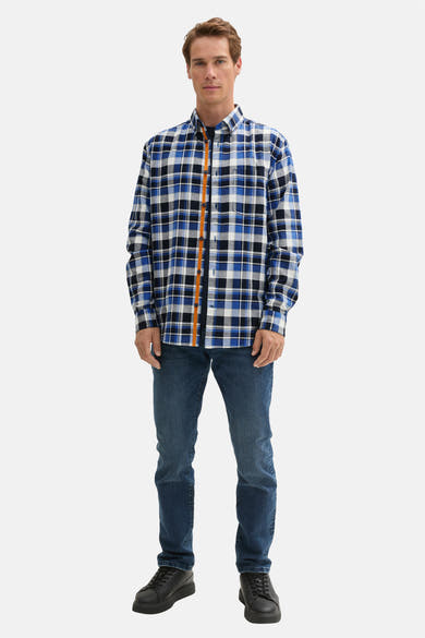 Blauw geruit overhemd met lange mouwen van Tom Tailor, met een oranje bies aan de voorkant, gedragen met een spijkerbroek.