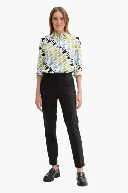 Multikleurig overhemd met lange mouwen van Tom Tailor, met een geometrisch patroon, gedragen met een zwarte broek en lage schoenen.