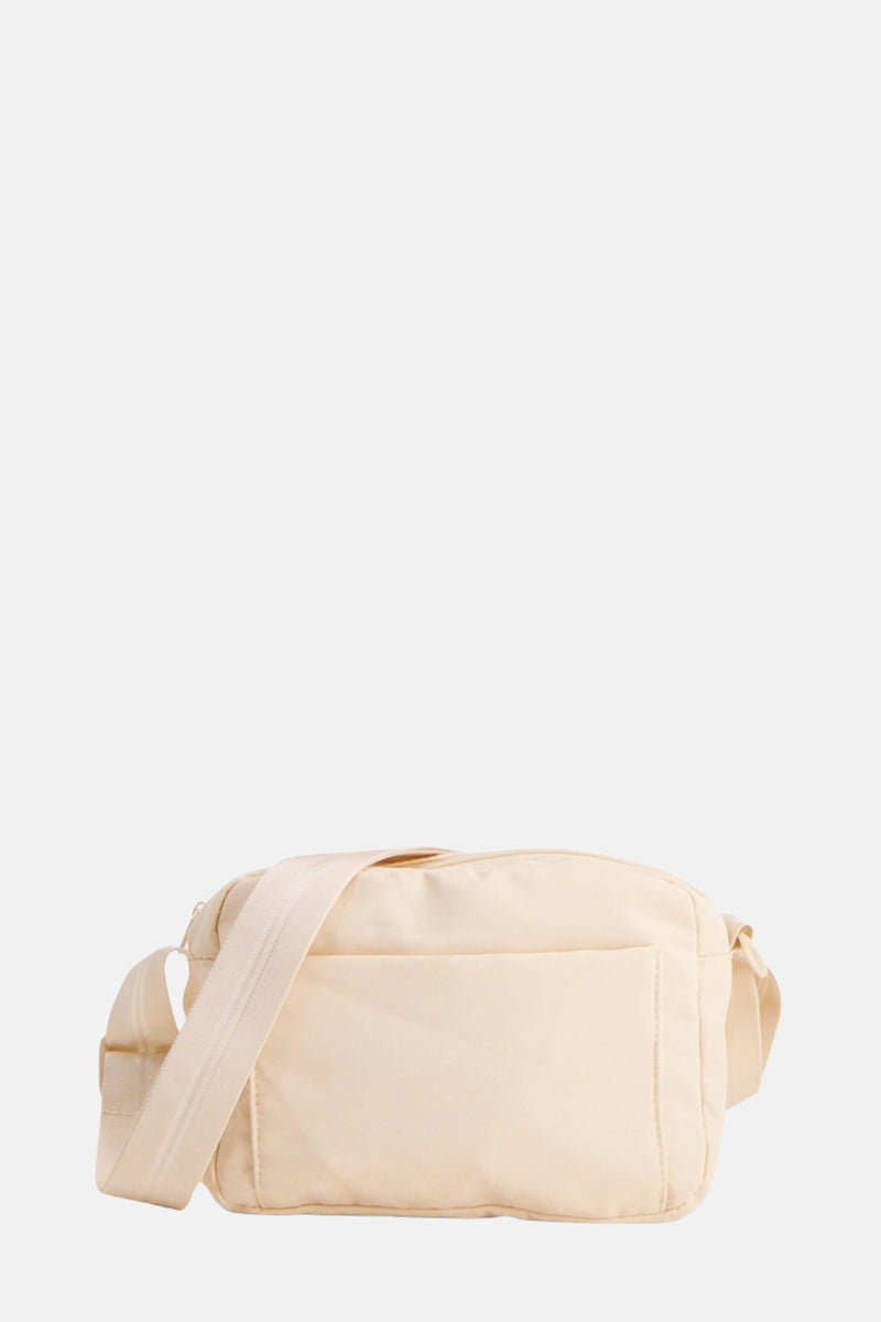Beige handtas van OPUS met schouderriem en voorvak.