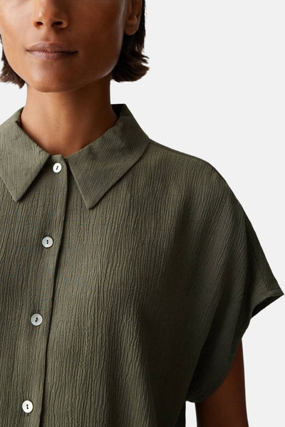 Chemise à manches courtes vert olive par OPUS, avec une texture plissée et des boutons nacrés.