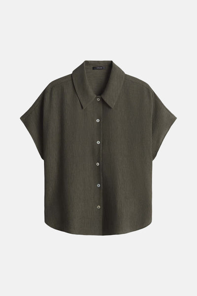 Chemisier à manches courtes vert olive de OPUS, avec une texture gaufrée et une patte de boutonnage blanche.
