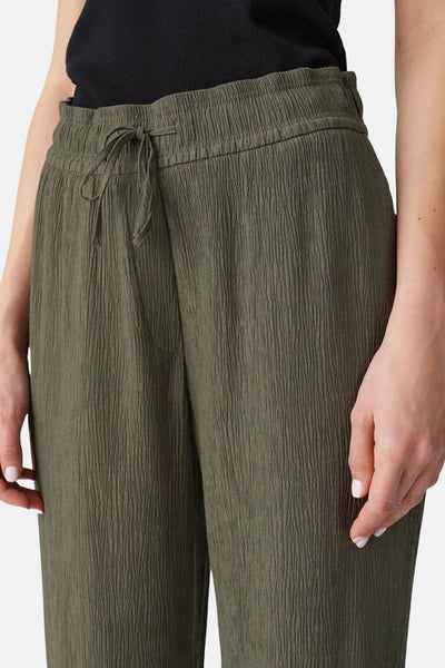 Pantalon vert froissé de OPUS avec cordon de serrage à la taille et texture plissée.