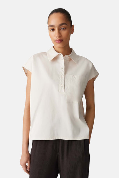 Ecru blouse van OPUS, mouwloos, met kraag en vierkante borstzak.