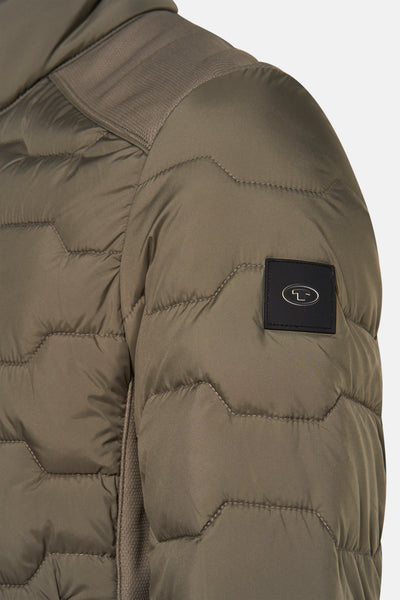 Veste courte kaki Tom Tailor avec matelassage et écusson sur la manche.
