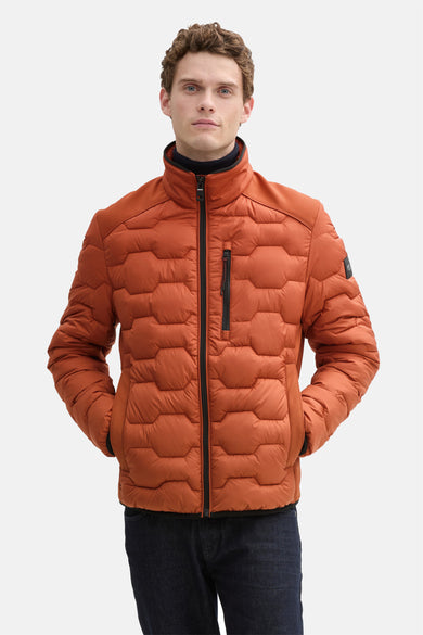 Veste courte orange par Tom Tailor avec fermeture éclair, poches et motif matelassé.