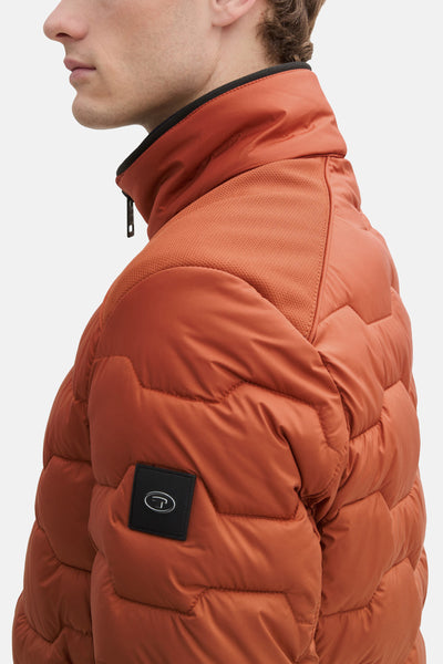 Veste courte orange par Tom Tailor, avec texture matelassée et empiècement texturé au niveau des épaules.