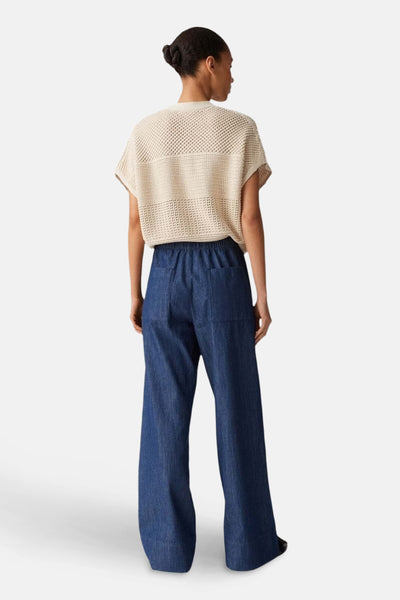 Pantalon en denim bleu moyen d'OPUS, avec taille élastique et poches plaquées, vu de dos.