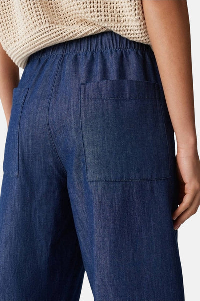 Pantalon en denim bleu moyen par OPUS, avec poches plaquées au dos.
