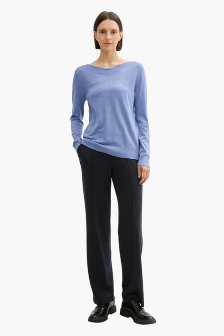 Ronde hals trui blauw van Tom Tailor, gedragen met een zwarte broek en leren schoenen.