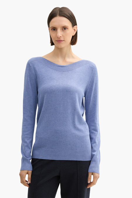 Ronde hals trui blauw van Tom Tailor, met lange mouwen en gladde textuur, gedragen met een donkere broek.