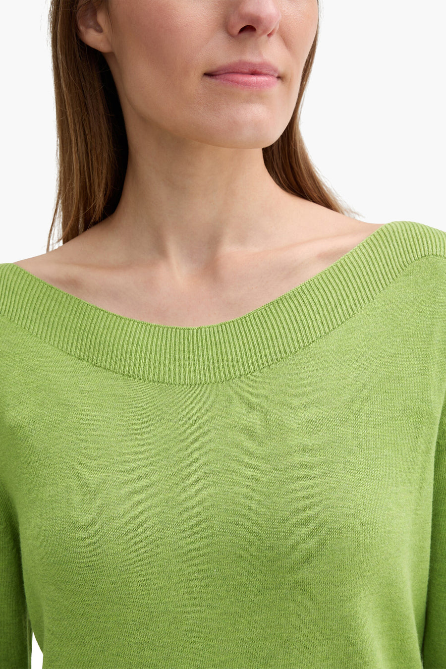 Groene trui met ronde hals van Tom Tailor, in fijne breinaald, met een boothals met ribboord.