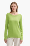 Groene trui met ronde hals van Tom Tailor, gedragen met een beige broek.