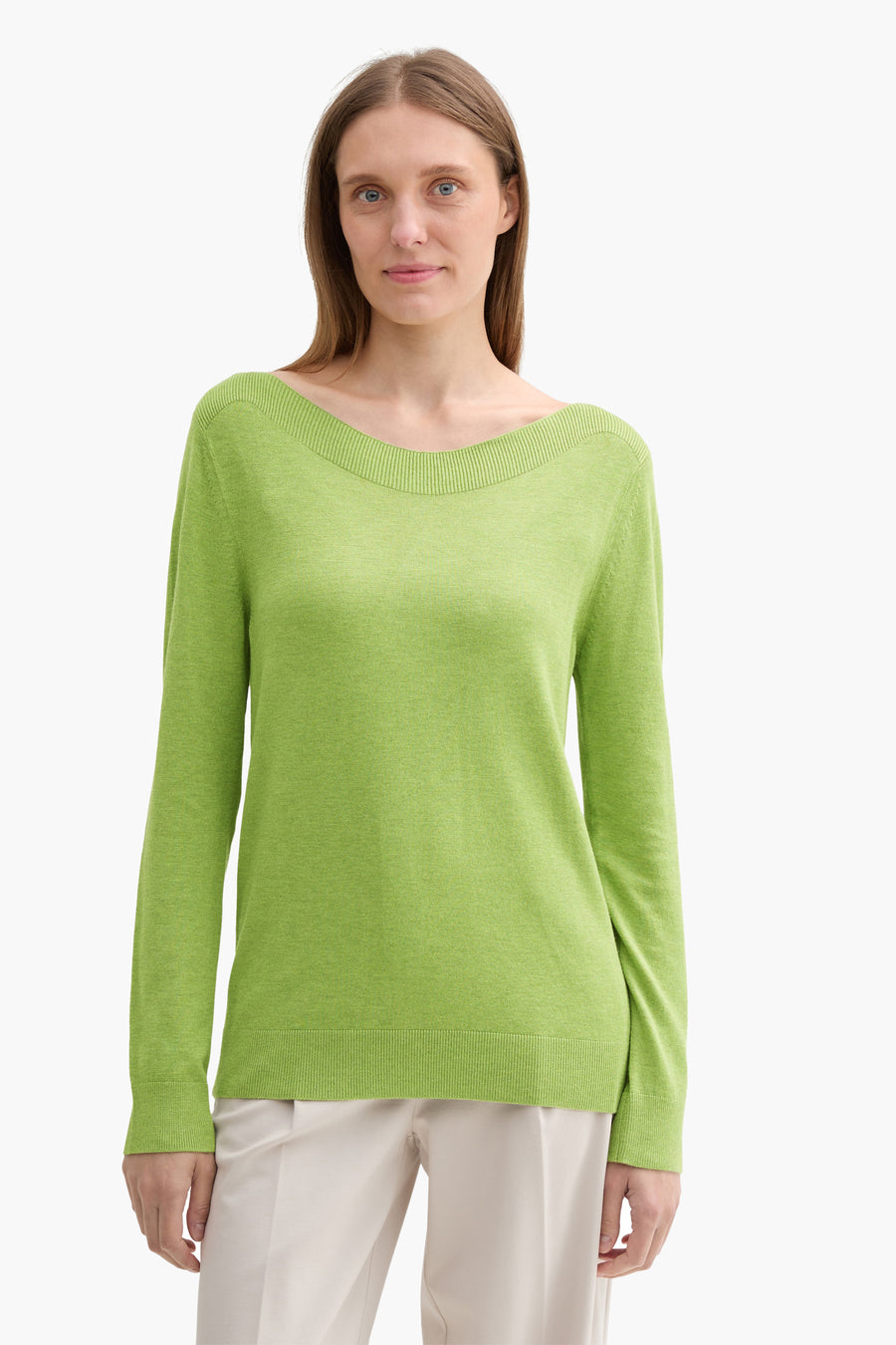 Groene trui met ronde hals van Tom Tailor, gedragen met een beige broek.