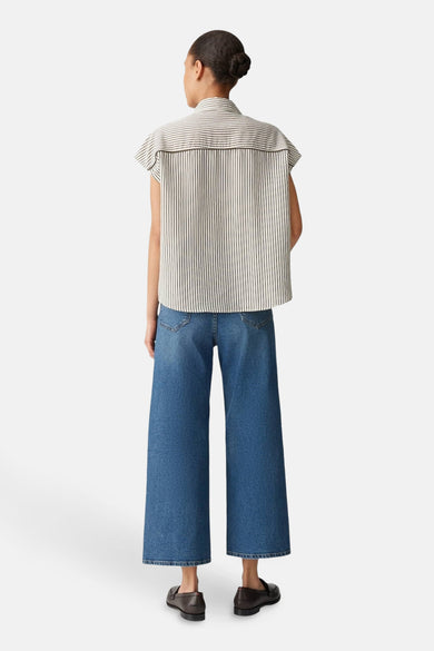 Ecru gestreept blouse met korte mouwen van OPUS, gedragen met een hoge taille blauwe jeans en zwarte schoenen.