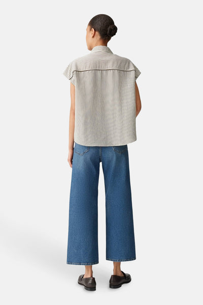 Ecru gestreept blouse met korte mouwen van OPUS, gedragen met een hoge taille blauwe jeans en zwarte schoenen.