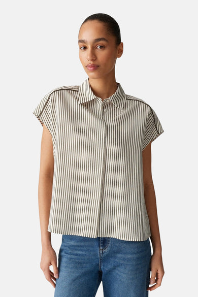 Ecru blouse met korte mouwen en strepen, van OPUS, gedragen met een blauwe jeans.