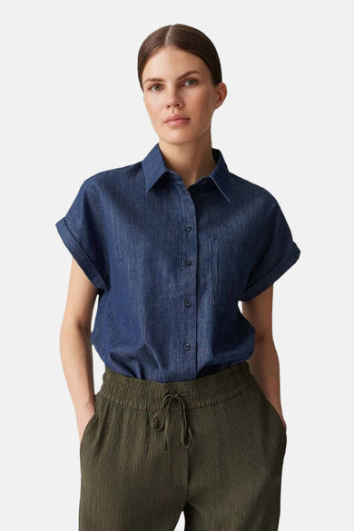Korte mouwen denim blouse in donkerblauw van OPUS, achterzijde, met opgerolde mouwen en een afgeronde zoom.