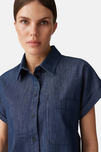 Chemise en denim bleu foncé à manches courtes d'OPUS, avec une poche poitrine.