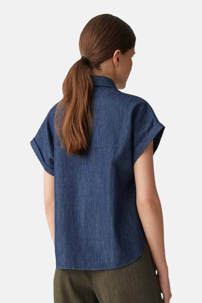 Chemise manches courtes en denim bleu foncé par OPUS, vue de dos, avec des manches retroussées et un ourlet arrondi.