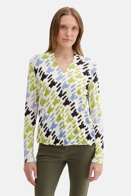 Multikleurig T-shirt met lange mouwen van Tom Tailor, met casual geometrisch patroon gedragen met een olijfgroene broek.