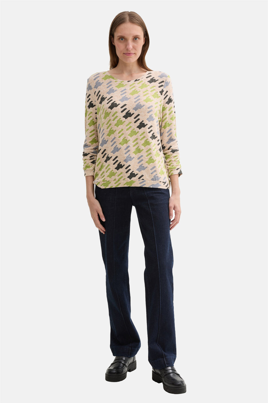 Multikleurig T-shirt met lange mouwen van Tom Tailor met print en donkere spijkerbroek.