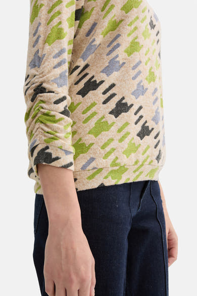 Multikleuren T-shirt met lange mouwen van Tom Tailor, met geometrisch patroon en geplooide mouwen, gedragen met een spijkerbroek.