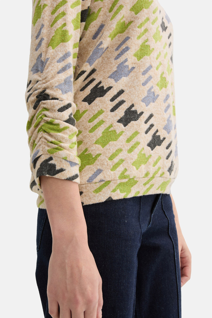 Multikleuren T-shirt met lange mouwen van Tom Tailor, met geometrisch patroon en geplooide mouwen, gedragen met een spijkerbroek.