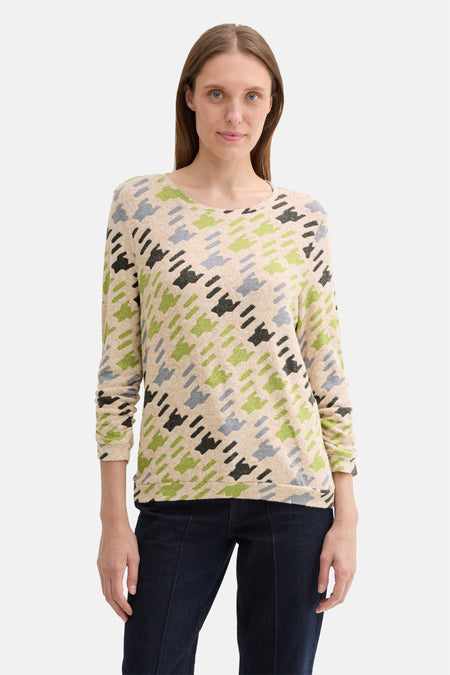 Multikleuren T-shirt met lange mouwen van Tom Tailor, met een all-over geometrisch patroon, gedragen met een donkere broek.