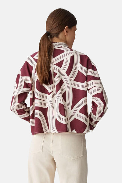 Multikleuren overhemd met lange mouwen van OPUS met een abstract patroon, gedragen met een beige broek.