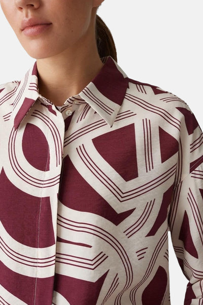 Multikleurig overhemd met lange mouwen van OPUS, met een bordeauxrood en gebroken wit geometrisch patroon.