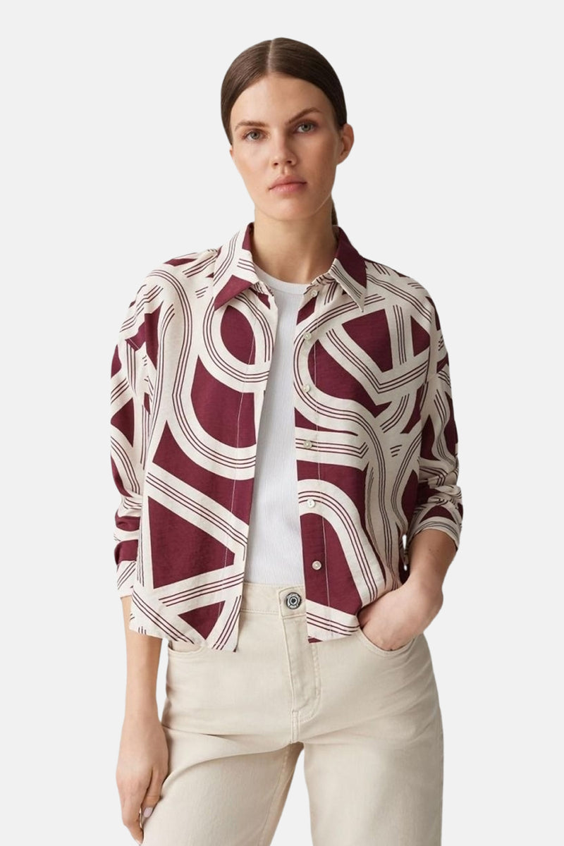 Multikleuren overhemd met lange mouwen van OPUS, met een geometrisch patroon en gedragen over een wit T-shirt met een beige broek.