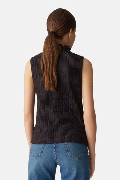 Bruin mouwloos topje van OPUS, getextureerd, gedragen met een high-waisted jeans, achterzijde.