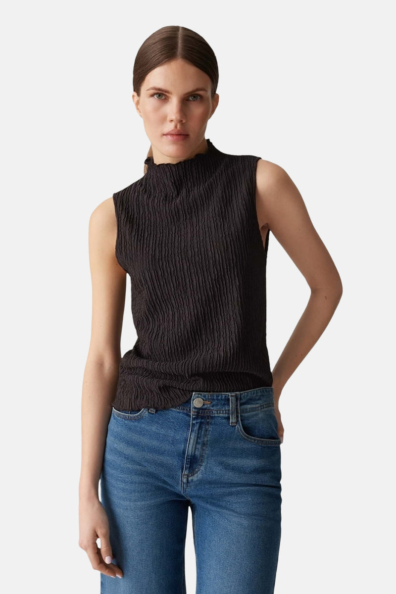 Bruin mouwloos topje van OPUS, gedragen met een blauwe jeans.