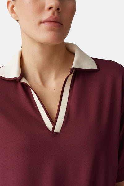 Pull bordeaux de OPUS, à col polo blanc et rayures bordeaux, coupe décontractée.
