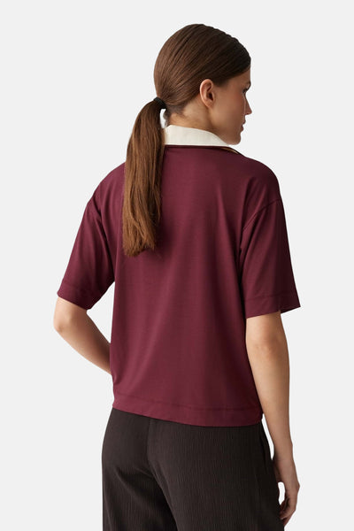 Pull bordeaux de OPUS, coupe décontractée avec col blanc contrastant, porté avec un pantalon foncé texturé, vue de dos.