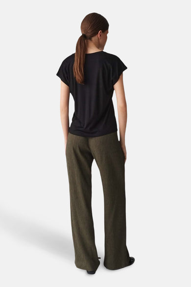 T-shirt noir à manches courtes par OPUS, porté avec un pantalon texturé vert olive.