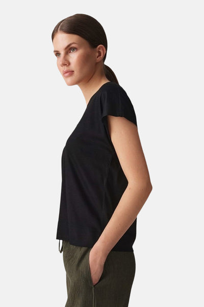 T-shirt noir à manches courtes par OPUS, porté avec un pantalon texturé, vue de profil.