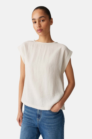 Ecru blouse van OPUS, mouwloos hemd met een licht gekreukte textuur.