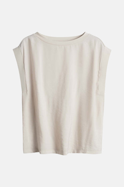 Blouse écru de OPUS, chemisier sans manches à la texture légèrement froissée.