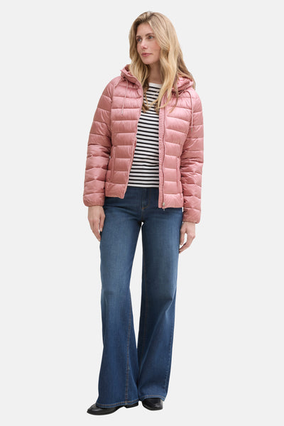 Veste courte rose de Tom Tailor avec capuche, portée sur un t-shirt rayé et un jean bleu.
