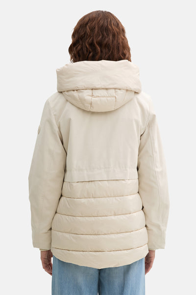Veste courte beige de Tom Tailor, avec capuche et effet matelassé sur la partie inférieure, vue de dos.