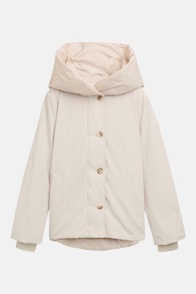 Korte beige jas van Tom Tailor, met een capuchon en knopen in houtkleur.