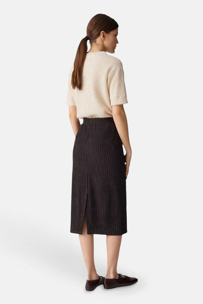 Jupe longue marron par OPUS, avec une texture plissée et une fente à l'arrière.