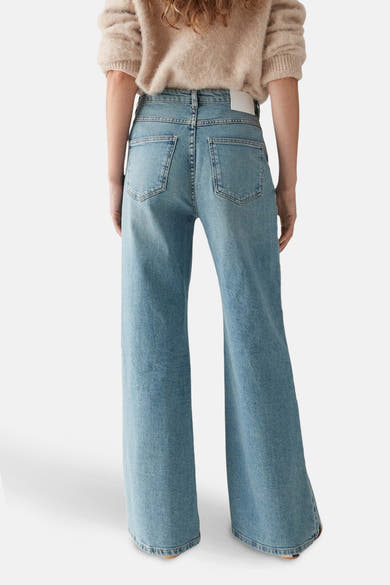 Jean droit en denim bleu clair de OPUS, avec une coupe palazzo et une vue arrière.