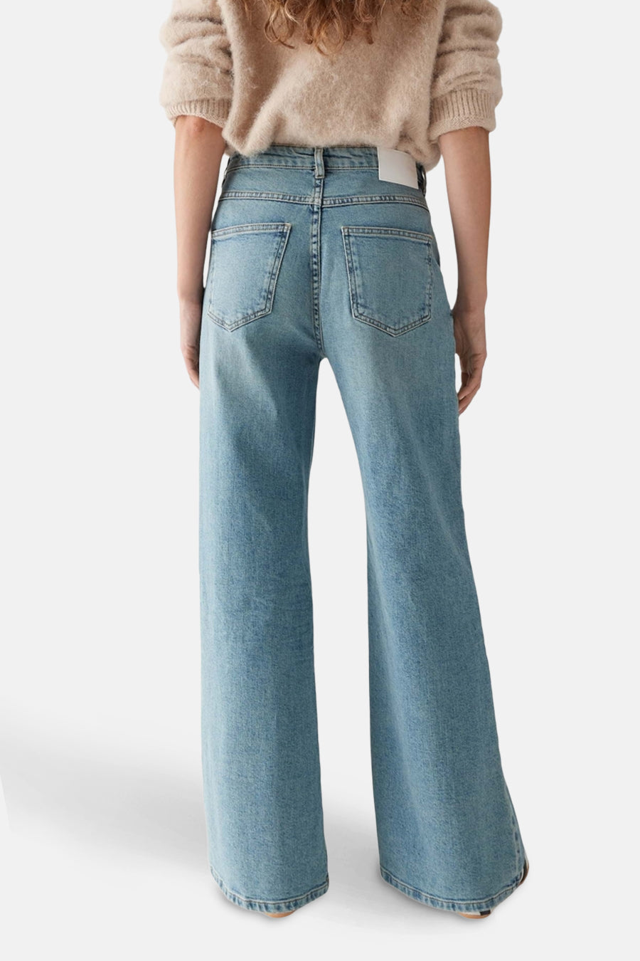 Jean droit en denim bleu clair de OPUS, avec une coupe palazzo et une vue arrière.