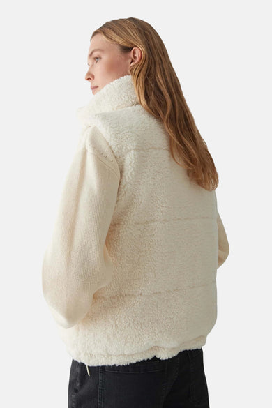 Veste sans manches écru d'OPUS, avec manches en tricot et texture en peau de mouton retournée.