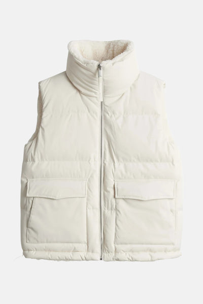 Veste sans manches écru de OPUS avec fermeture éclair et poches plaquées.