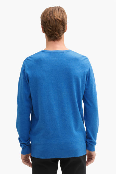 Ronde hals trui blauw van Tom Tailor, achterkant, gedragen met een zwarte broek.