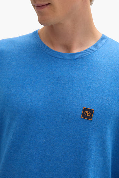 Ronde hals trui blauw van Tom Tailor, vierkant logo detail op de borst gestikt.