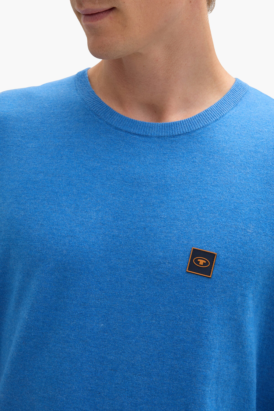 Ronde hals trui blauw van Tom Tailor, vierkant logo detail op de borst gestikt.